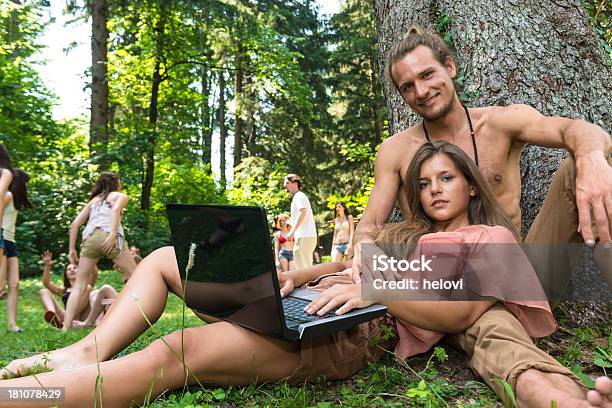 Photo libre de droit de Un Couple Au Parc banque d'images et plus d'images libres de droit de Adulte - Adulte, Amour, Arbre