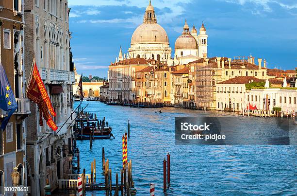 Foto de Basílica De Santa Maria Della Salute Em Pôrdosol Veneza Itália e mais fotos de stock de Basílica