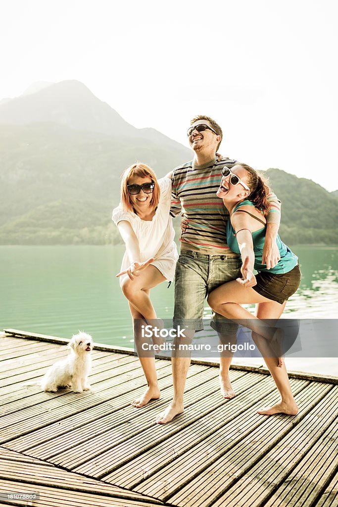 Felizes amigos se divertindo em um dia no lago - Foto de stock de 20 Anos royalty-free