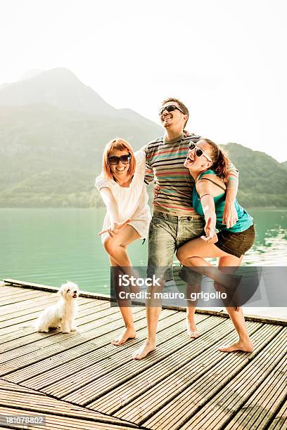 Foto de Felizes Amigos Se Divertindo Em Um Dia No Lago e mais fotos de stock de 20 Anos - 20 Anos, 30 Anos, Abraçar