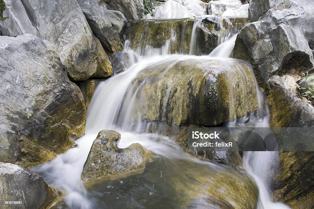 Rocky cascada - Foto de stock de Catarata libre de derechos