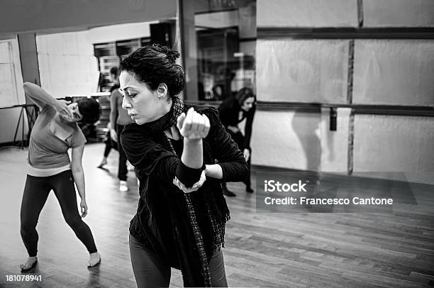 Clases De Baile Moderno Foto de stock y más banco de imágenes de A la moda - A la moda, Actividad, Actuación - Espectáculo