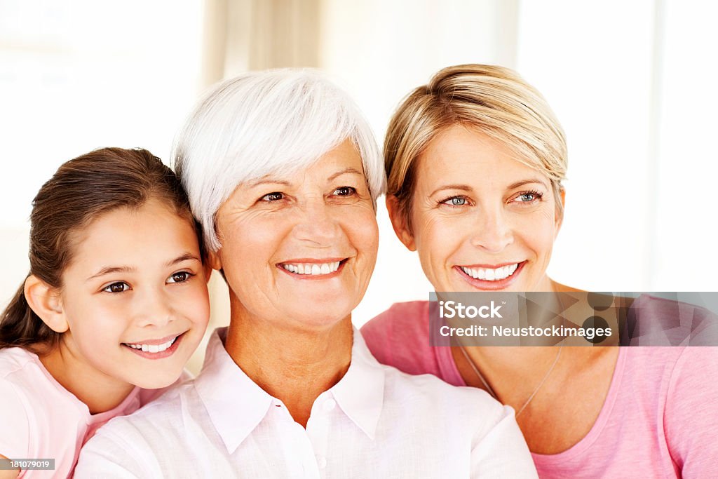 Großmutter, Mutter und Enkelin Sie sich wie zu Hause fühlen. - Lizenzfrei 30-34 Jahre Stock-Foto