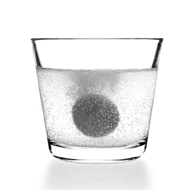 istock painkiller dropped into the water 181079130