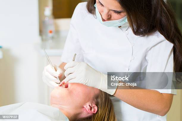 Fêmea Dentista Em Trabalho Com Mulher Na Cadeira De Dentistas - Fotografias de stock e mais imagens de Adulto