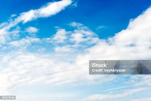 Nuvens No Céu - Fotografias de stock e mais imagens de Abaixo - Abaixo, Acidente Natural, Ajardinado