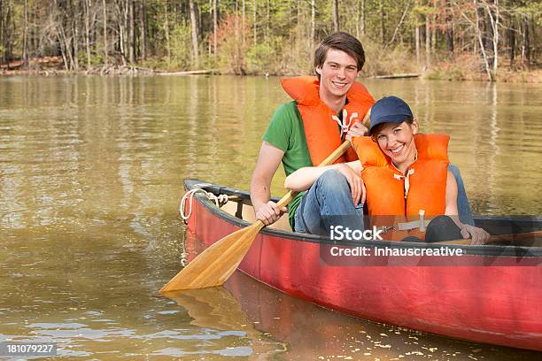 Młoda Para Cieszyć Się Canoe Ride - zdjęcia stockowe i więcej obrazów 20-29 lat - 20-29 lat, Biwakować, Czynność