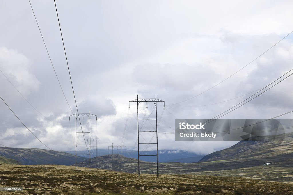 Electricidad pylons en las montañas. - Foto de stock de Cable de conducción eléctrica libre de derechos