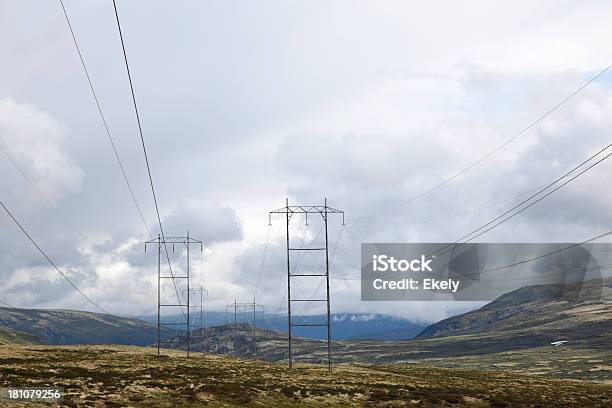 Электричество Pylons В Горы — стоковые фотографии и другие картинки Линия электропередач - Линия электропередач, Норвегия, Электричество