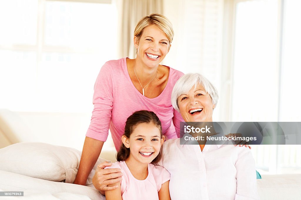 Babcia, matka i Wnuczka spędzać czas razem w - Zbiór zdjęć royalty-free (Kobiety)