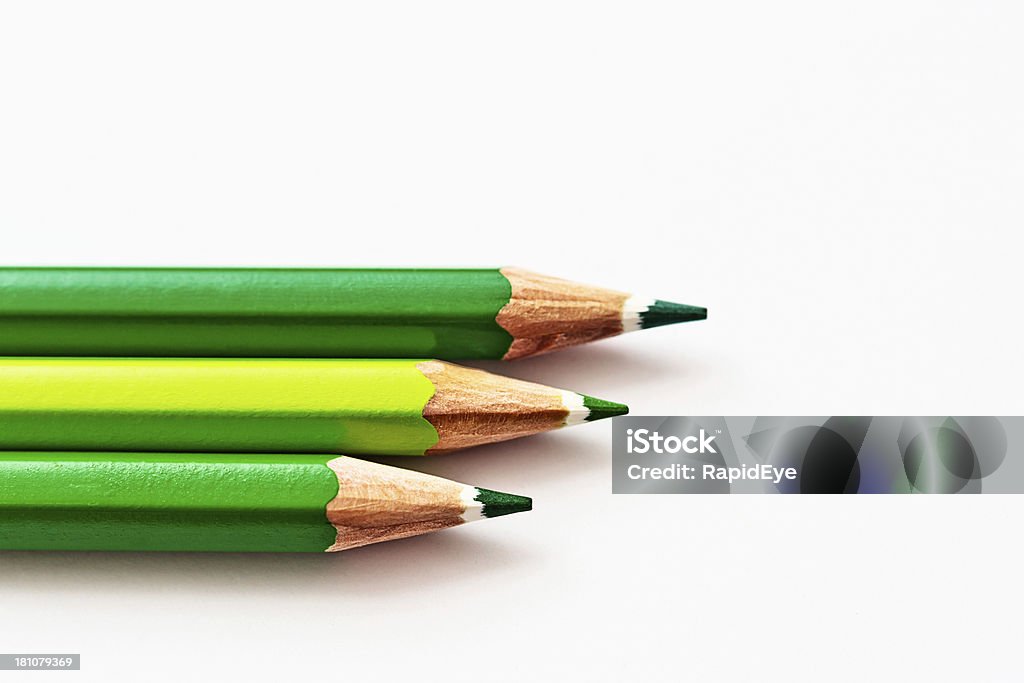 Questo modo di verde: Pastelli matita che indica a destra - Foto stock royalty-free di Affilato