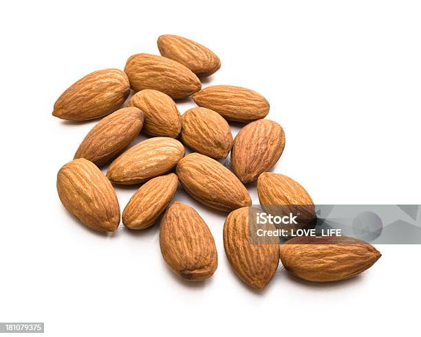 Photo libre de droit de Les Amandes banque d'images et plus d'images libres de droit de Amande - Amande, Fond blanc, Aliment cru