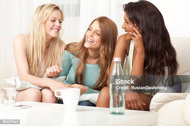 Três Mulheres Em Um Sofá Rir - Fotografias de stock e mais imagens de 20-24 Anos - 20-24 Anos, 20-29 Anos, Adolescente