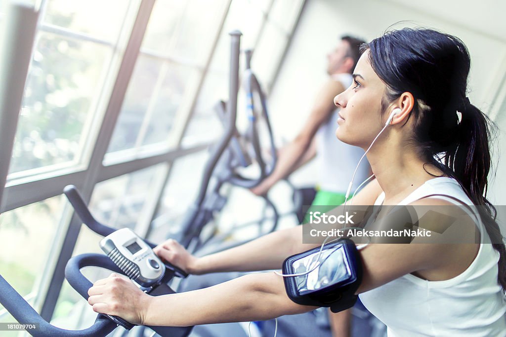 Ciclismo en gimnasio - Foto de stock de Andar en bicicleta libre de derechos