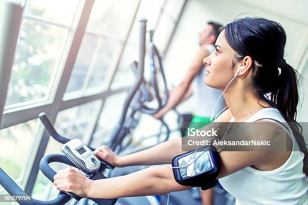 Ciclismo En Gimnasio Foto de stock y más banco de imágenes de Andar en bicicleta - Andar en bicicleta, Bicicleta, Centro de bienestar