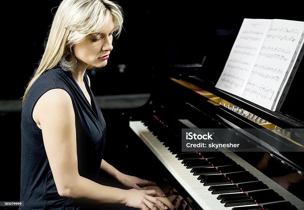 Smutny pianista. - Zbiór zdjęć royalty-free (Muzyka poważna)