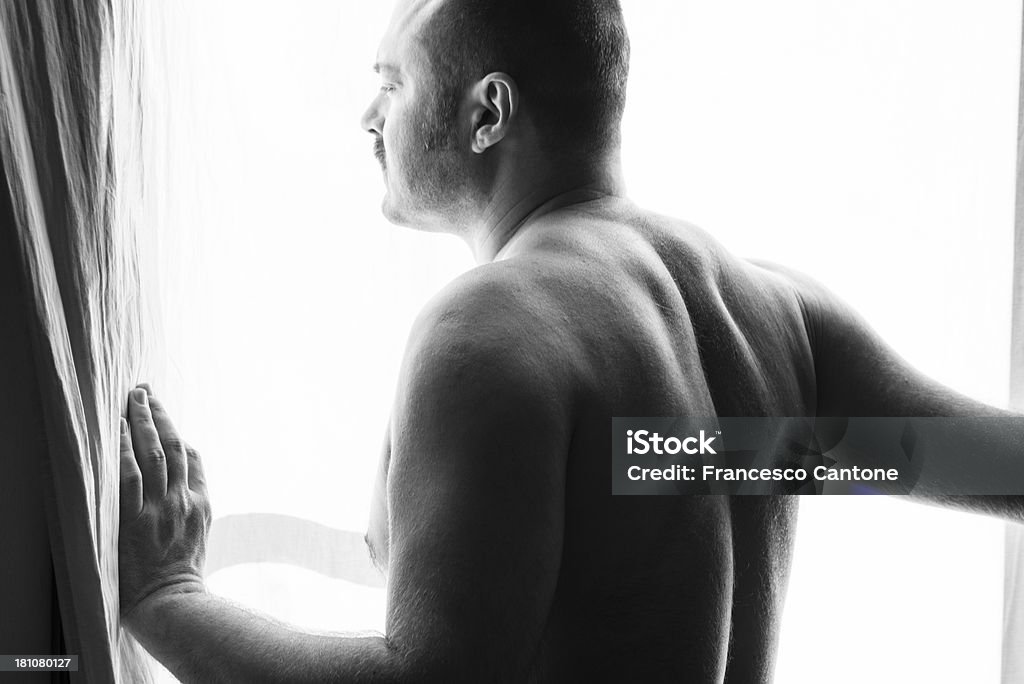 Nackt Mann am Fenster - Lizenzfrei Männer Stock-Foto