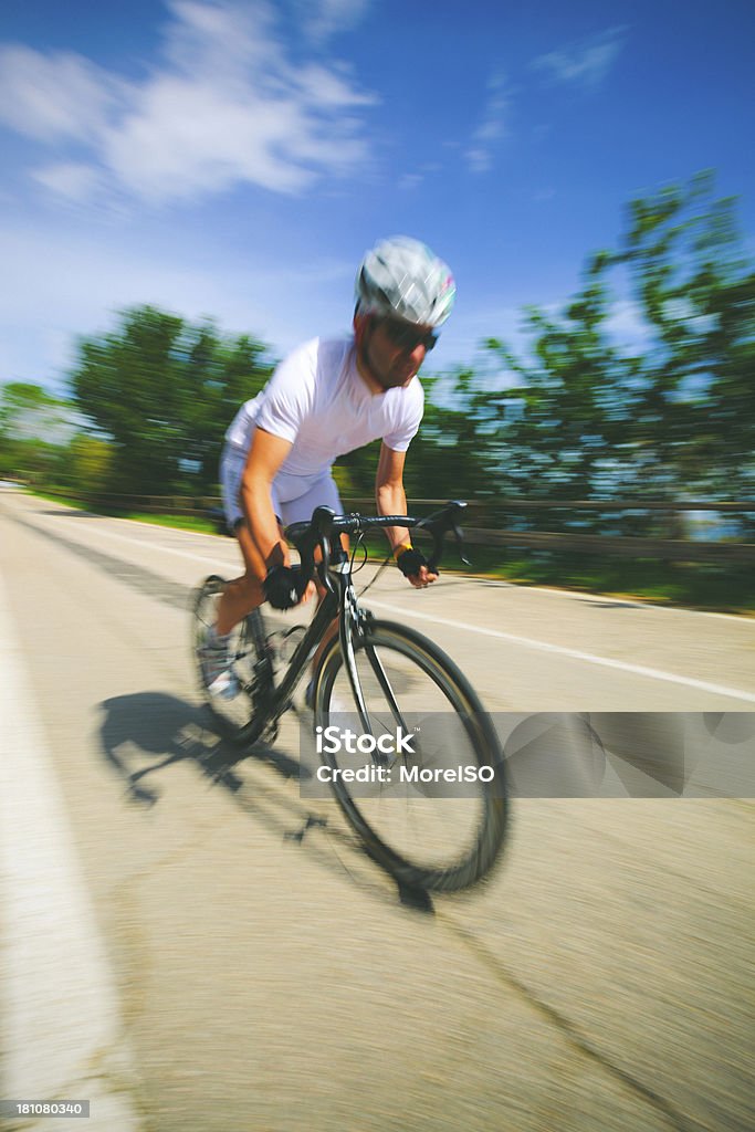 Cycliste dans une route de campagne - Photo de Activité libre de droits