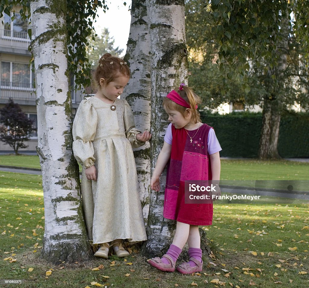 Zwei Mädchen in kontrastierenden moderne und alte fasioned Kleidung - Lizenzfrei Akademisches Lernen Stock-Foto