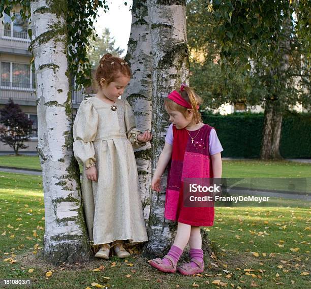 Dos Chicas En Contraste De Viejos Fasioned Ropa Moderna Y Foto de stock y más banco de imágenes de Aire libre