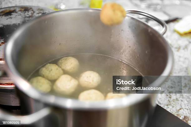 Rendendo Matzoh Palle - Fotografie stock e altre immagini di Pasqua ebraica - Pasqua ebraica, Acqua, Acqua potabile