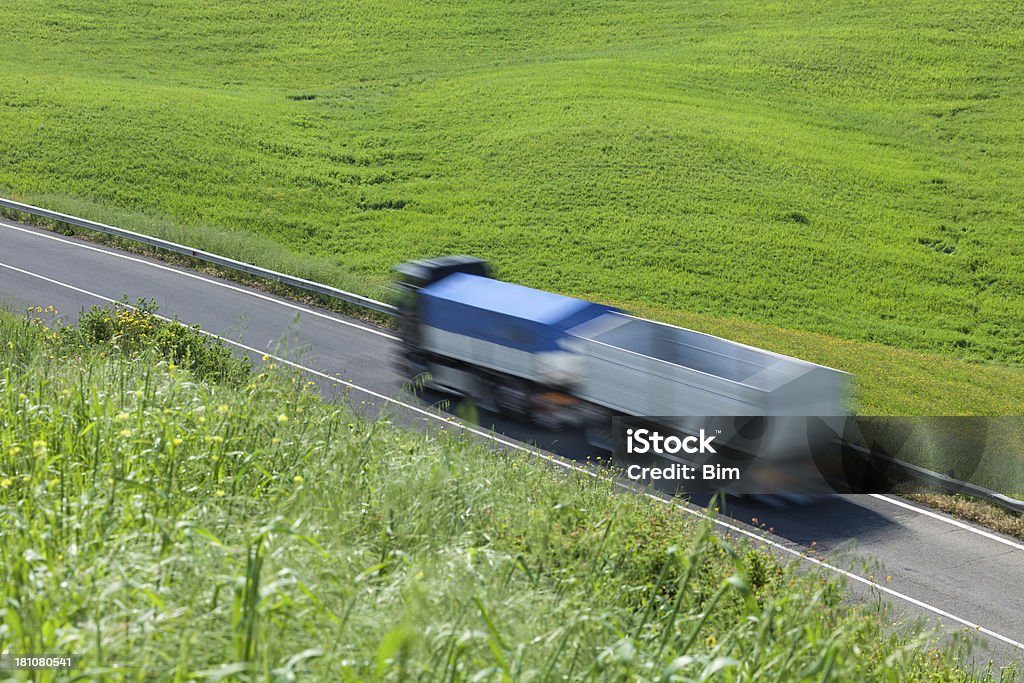 Camiones con Semi Trailer en automóvil por la carretera entre campos verdes - Foto de stock de Actividad libre de derechos