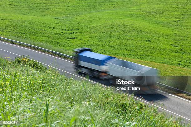Semi Camião Com Reboque Feixe De Estrada Verde Para Baixo Entre Campos - Fotografias de stock e mais imagens de Agricultura