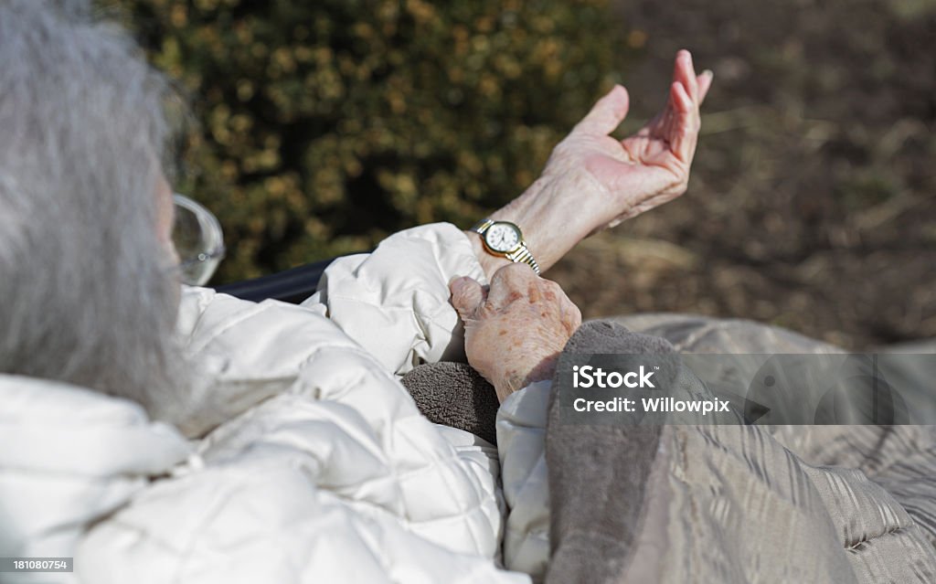 Elderly Woman revisando su de reloj de pulsera - Foto de stock de 80-89 años libre de derechos