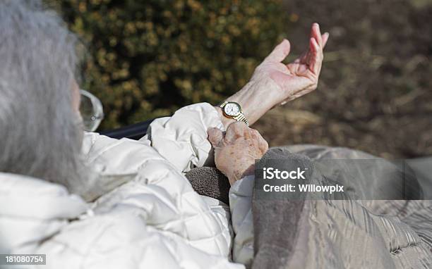 Elderly Woman Revisando Su De Reloj De Pulsera Foto de stock y más banco de imágenes de 80-89 años - 80-89 años, Abuela, Adulto