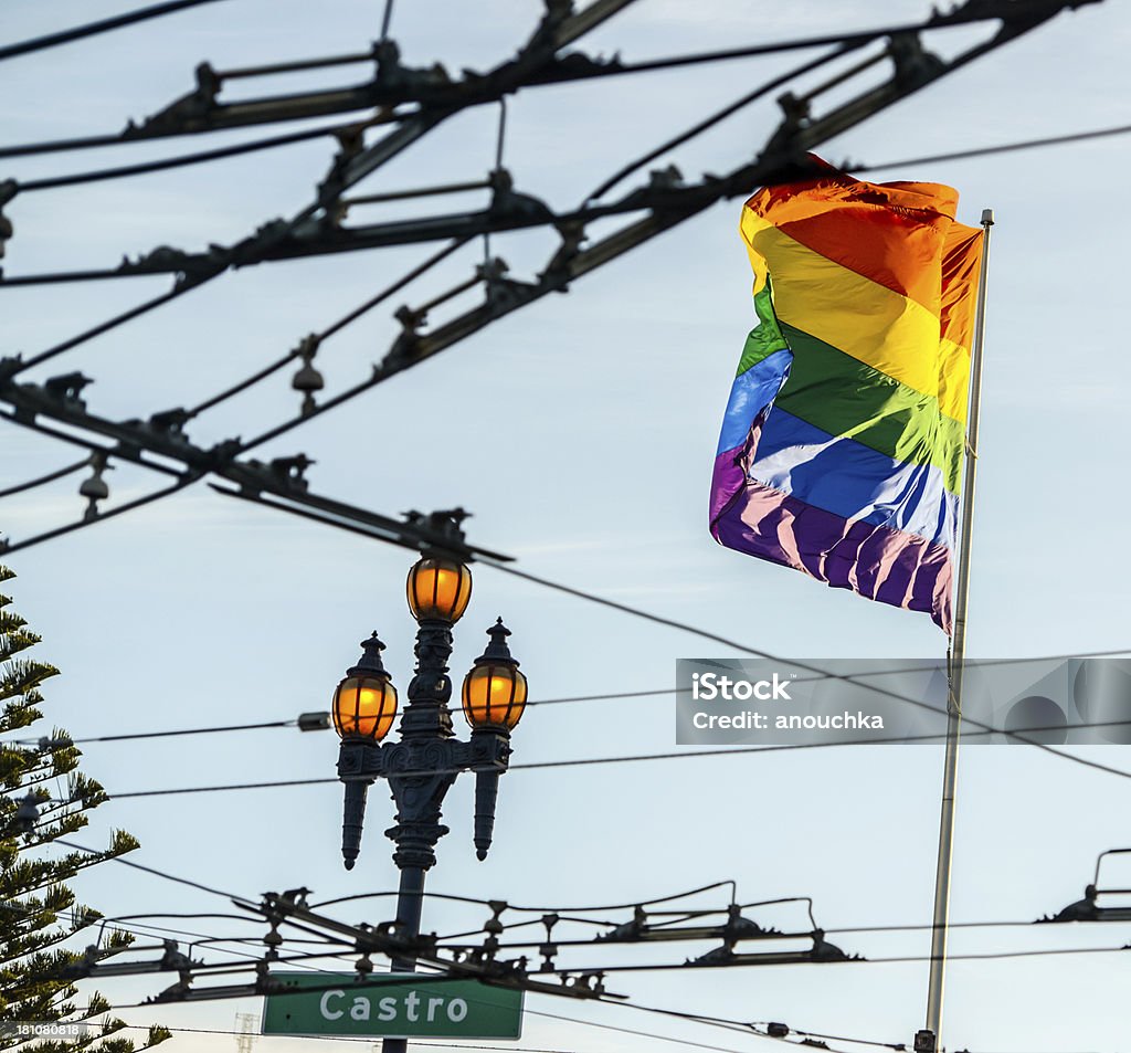 Bandiera del Gay Pride nel quartiere Castro di San Francisco - Foto stock royalty-free di Bandiera multicolore