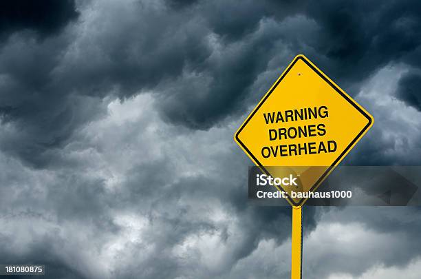 Dröhnen Overhead Road Sign Stockfoto und mehr Bilder von Belauschen - Belauschen, Dramatischer Himmel, Drohne