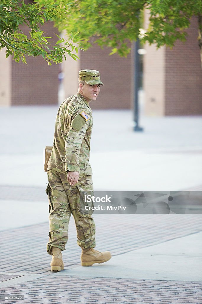 Soldat américain avec des livres - Photo de Armée de terre libre de droits