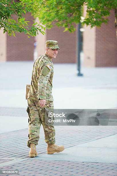 Photo libre de droit de Soldat Américain Avec Des Livres banque d'images et plus d'images libres de droit de Armée de terre - Armée de terre, Culture américaine, Niveau de scolarisation