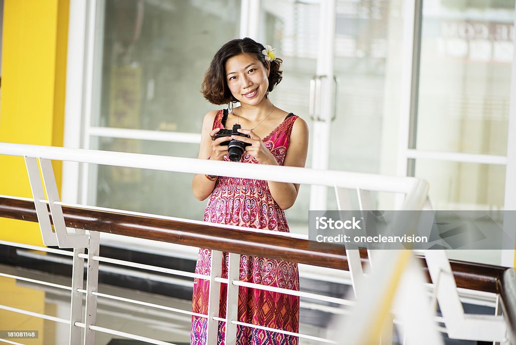 Mulher fotógrafo no Shopping Mall - Foto de stock de 20 Anos royalty-free