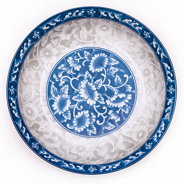 antica bianco e blu piastra di porcellana - plate blue dishware white foto e immagini stock