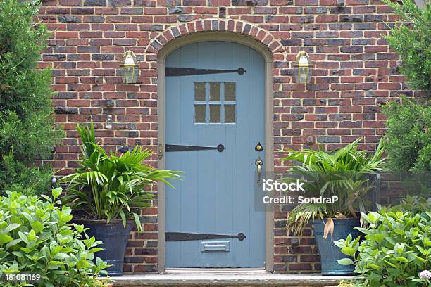 Azul De Puerta Foto de stock y más banco de imágenes de Arbusto - Arbusto, Arco - Característica arquitectónica, Azul