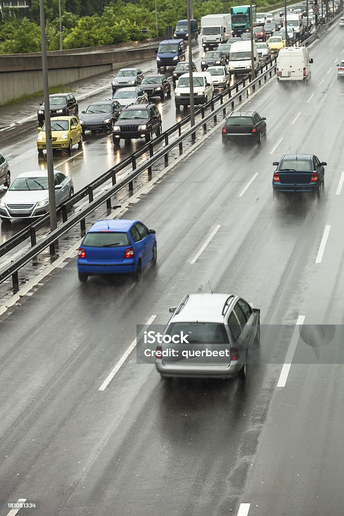 雨のドイツの高速道路で - アウトバーンのロイヤリティフリーストックフォト