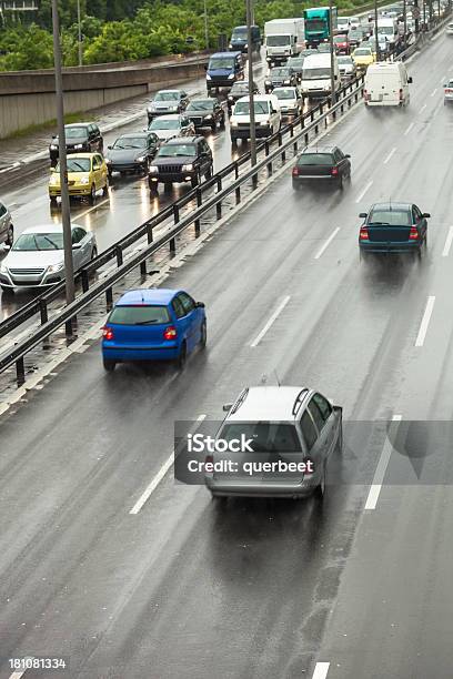 雨のドイツの高速道路で - アウトバーンのストックフォトや画像を多数ご用意 - アウトバーン, アウトフォーカス, アクションショット