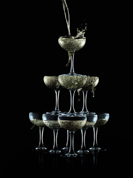 pyramide de coupe de champagne de splash - champagne pouring champagne flute glass photos et images de collection