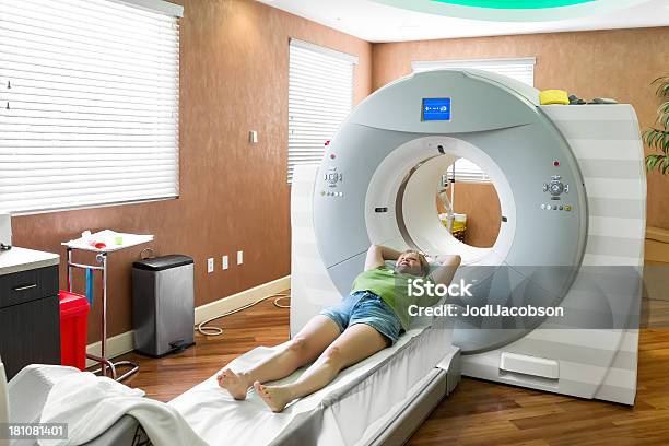 女性がmri の病院 - 1人のストックフォトや画像を多数ご用意 - 1人, MRI検査, MRI装置