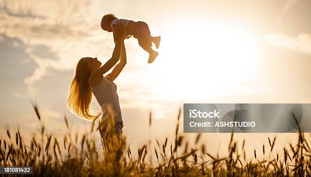 Счастливая Мать И Сын — стоковые фотографии и другие картинки Мать - Мать, Младенец, Поле