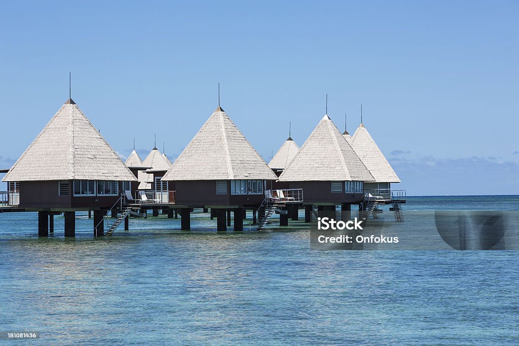 bungalow SOBRE EL AGUA CON mar en calma y cielos claros - Foto de stock de Agua libre de derechos