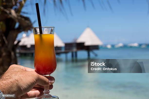 Photo libre de droit de Homme Main Tenant Un Coktail Au Tropical Beach Resort banque d'images et plus d'images libres de droit de Alcool