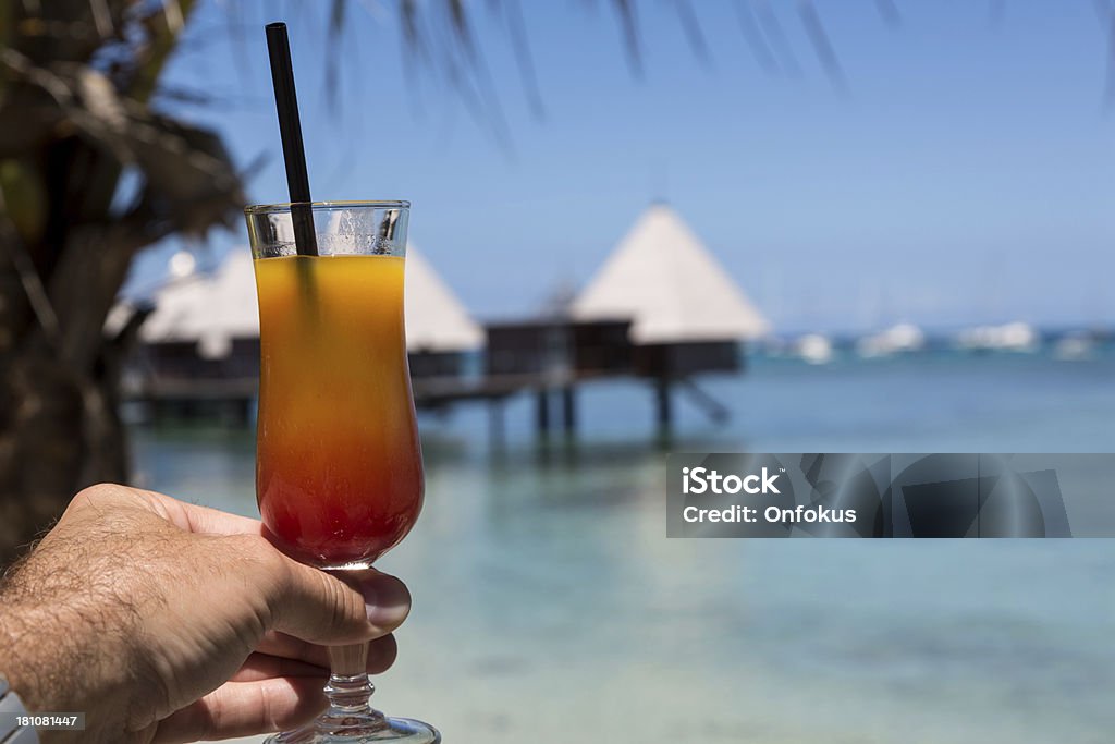 Мужчина Рука держа Coktail на тропический Пляж курорта - Стоковые фото Алкоголь - напиток роялти-фри