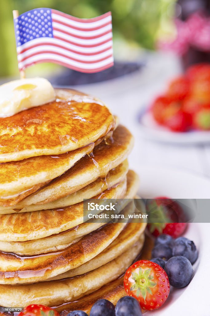 Pile de crêpes aux fruits frais, sirop et du beurre - Photo de 4 juillet libre de droits