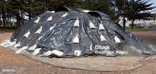 Cobertura A Camada Protetora Do Solo - Fotografias de stock e mais imagens de Jardinagem - Jardinagem, Lona - Objeto manufaturado, Adubo - Fenómeno Natural