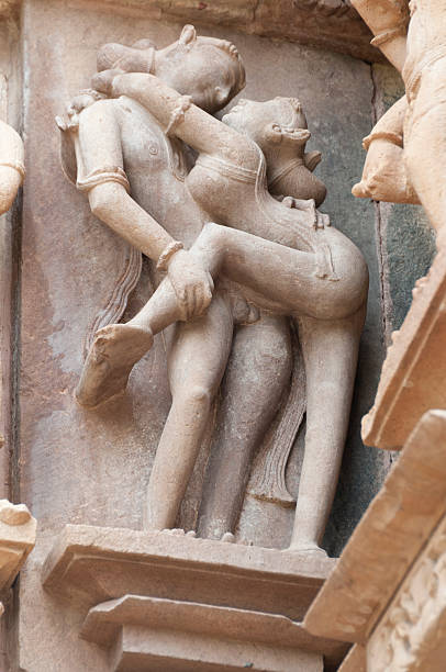 erotic 양쪽에 관자놀이 of 카주라호, 인도 - kama sutra temple 뉴스 사진 이미지