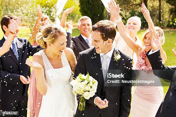 Gäste Werfen Konfetti Auf Paar Beim Empfang Im Garten Stockfoto und mehr Bilder von Hochzeit