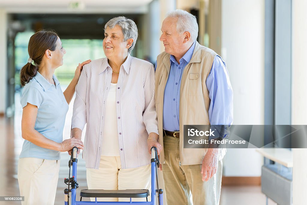 couple âgé avec le nourricier - Photo de Hôpital libre de droits