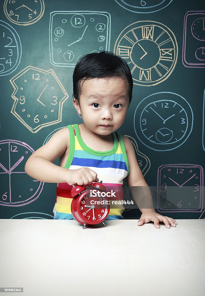 Criança e o relógio - Royalty-free 12-15 Meses Foto de stock